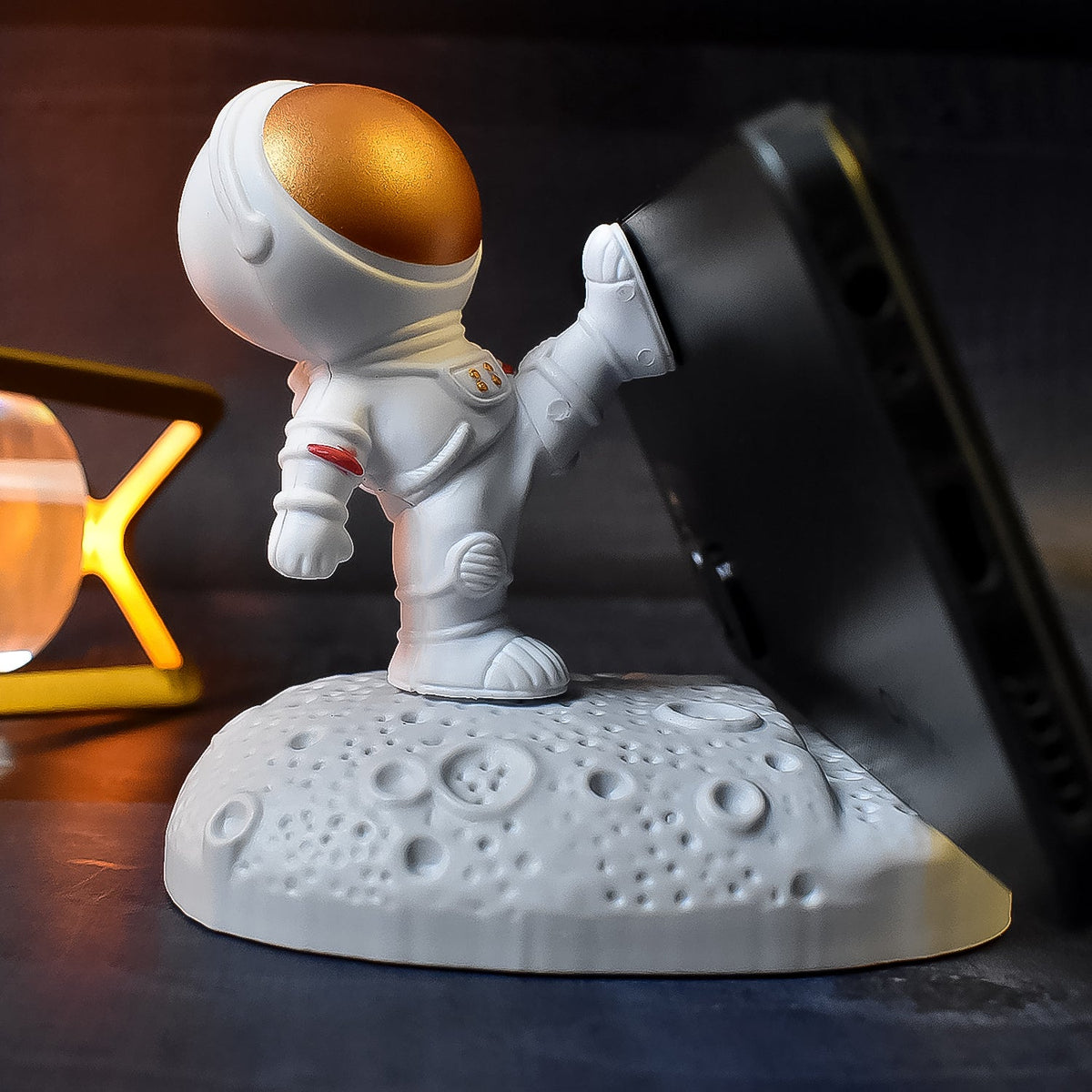3D Astronaut Phone Holder – Cute Desk Stand for Mobile